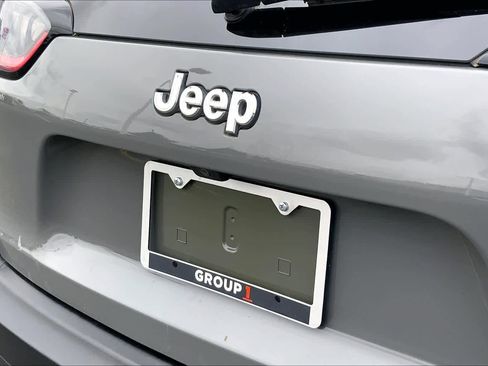 Used 2021 Jeep Cherokee Latitude Plus FWD image 31