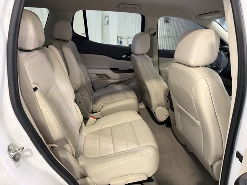 Used 2022 GMC Acadia Denali w/ Denali Technology Package FWD image 13