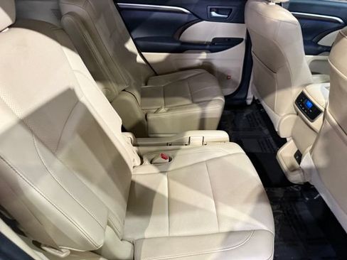 Used 2015 Toyota Highlander Limited w/ Driver Technology Package AWD/4WD image 33
