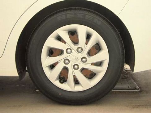 Used 2018 Hyundai Elantra SE image 6