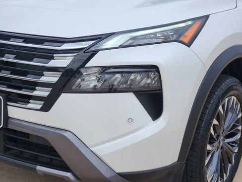 Used 2025 Nissan Rogue SL w/ Tech Package FWD image 17