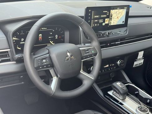 New 2025 Mitsubishi Outlander SE image 15