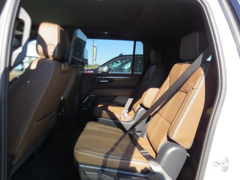 Used 2025 Chevrolet Suburban High Country AWD/4WD image 15