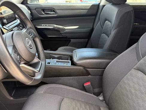 Used 2024 Nissan Pathfinder SV FWD image 9