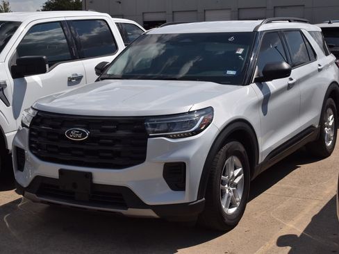 Used 2026 Ford Explorer Active RWD image 2