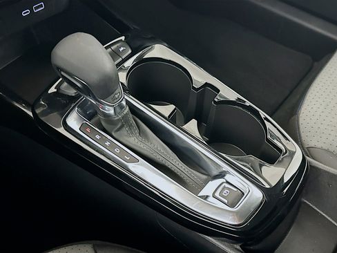 Used 2025 Chevrolet Trax LT w/ LT Convenience Package image 24