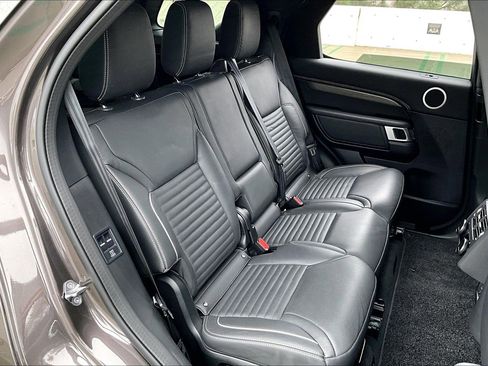 Used 2024 Land Rover Discovery Metropolitan Edition image 21