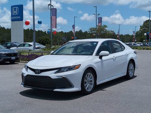 Used 2024 Toyota Camry LE w/ Convenience Package FWD image 9