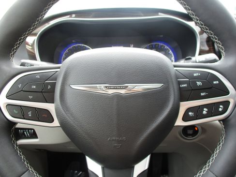 Used 2024 Chrysler Pacifica Limited FWD image 18