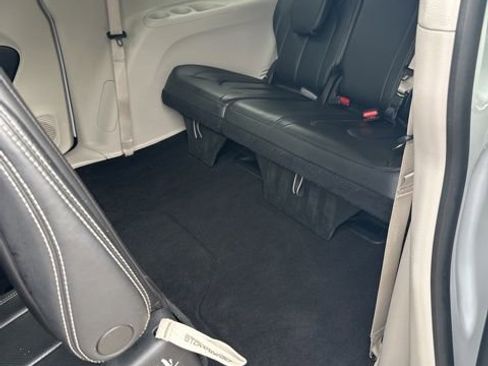Used 2023 Chrysler Pacifica Touring-L FWD image 54