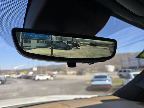 Used 2024 Chevrolet Suburban Premier image 31