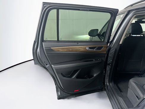 Used 2025 Volkswagen Atlas SE image 28