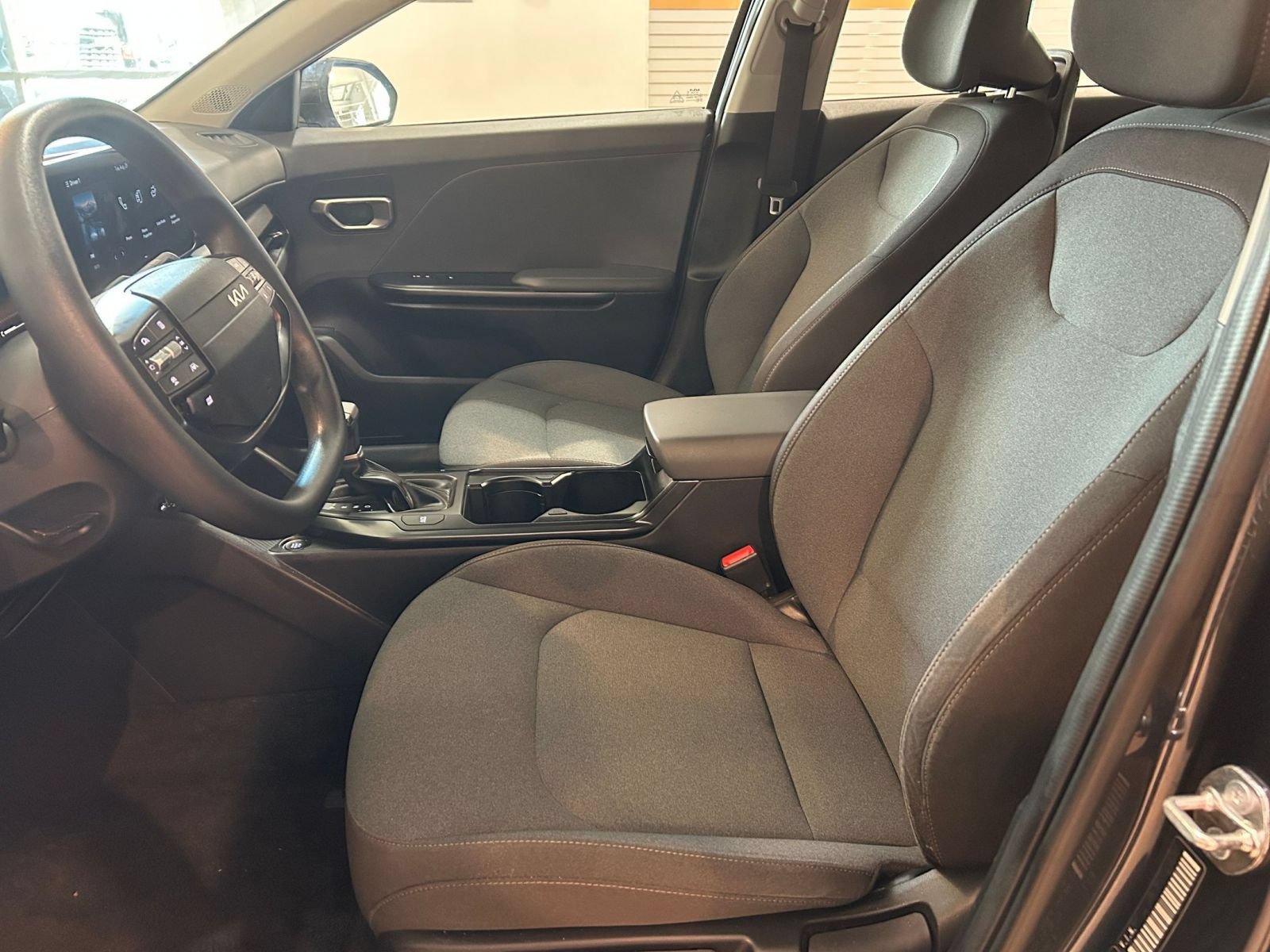 Used 2025 Kia K4 FWD image 25