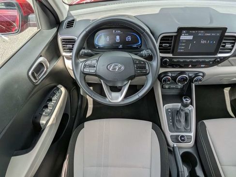 Used 2025 Hyundai Venue SEL FWD image 18