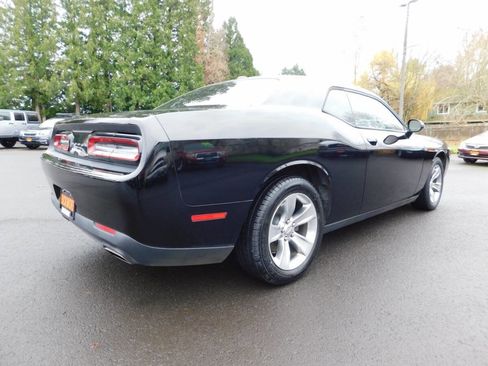 Used 2015 Dodge Challenger SXT image 2