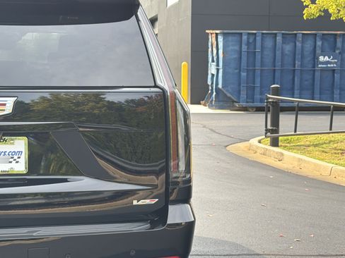 Used 2025 Cadillac Escalade V AWD/4WD image 24