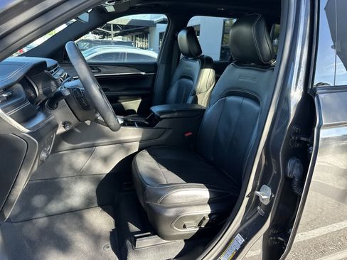 Used 2022 Jeep Grand Cherokee Overland AWD/4WD image 3