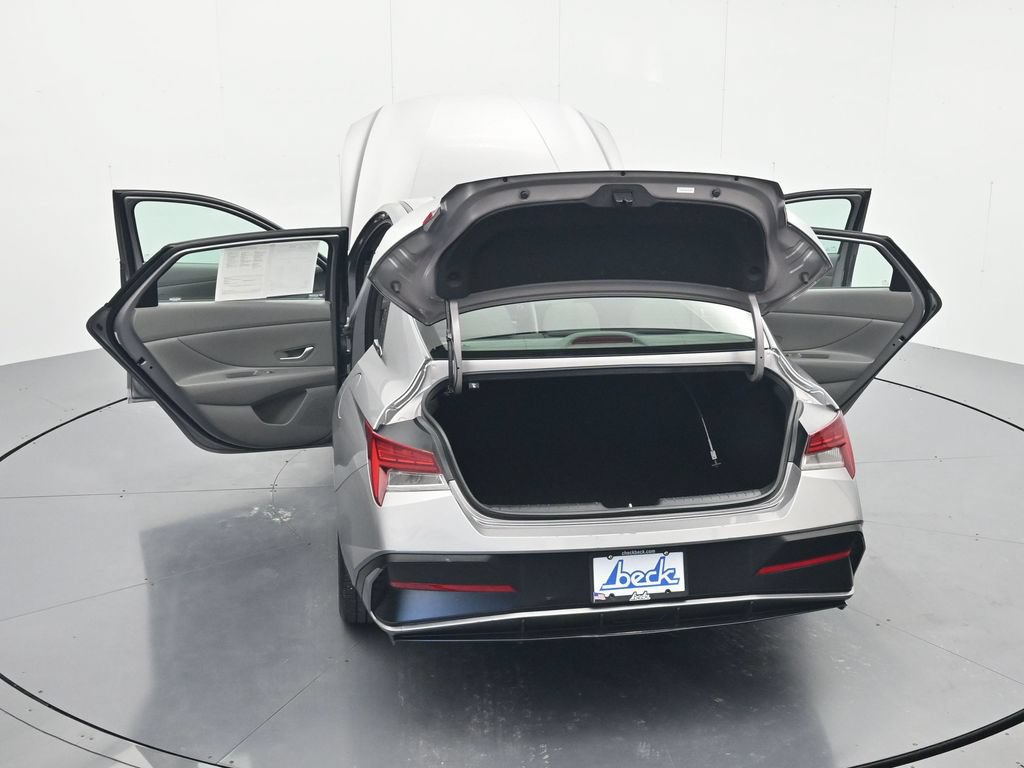 Used 2025 Hyundai Elantra SEL FWD image 46