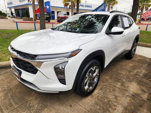 Used 2025 Chevrolet Trax LT FWD image 3