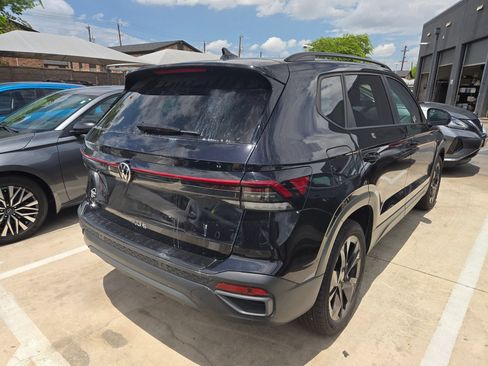 Used 2025 Volkswagen Taos SE FWD image 2
