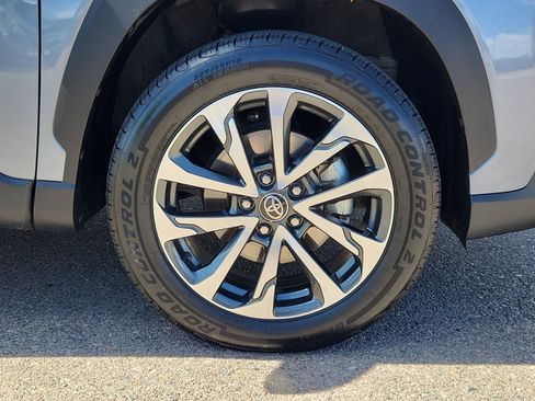 Used 2022 Toyota Corolla Cross XLE w/ Convenience Package image 16