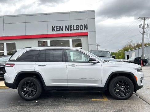 Used 2023 Jeep Grand Cherokee Limited w/ Luxury Tech Group II AWD/4WD image 11