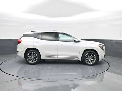 Used 2024 GMC Terrain Denali w/ Denali Premium Package image 9