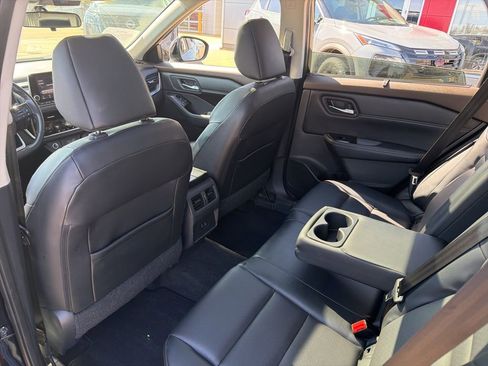 Used 2022 Nissan Rogue SV w/ SV Premium Package image 16