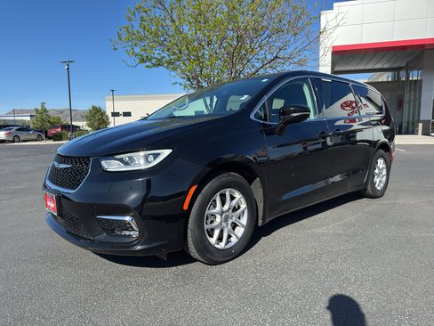 Used 2024 Chrysler Pacifica Touring-L FWD image 5