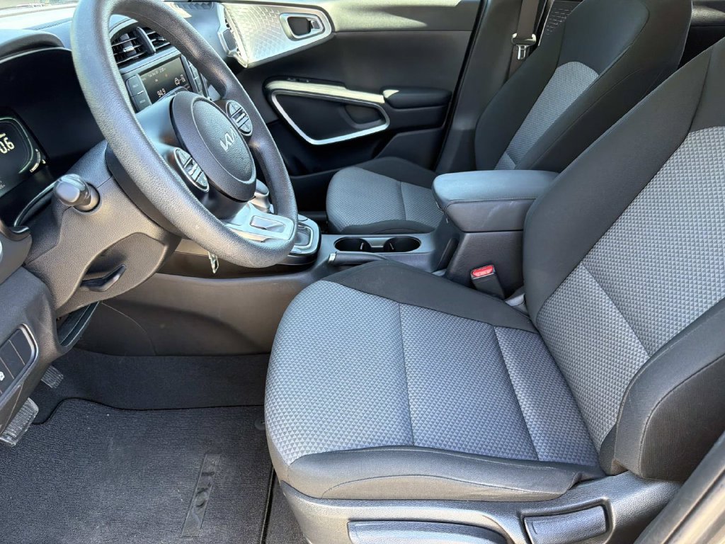 Used 2025 Kia Soul LX w/ LX Technology Package FWD image 10