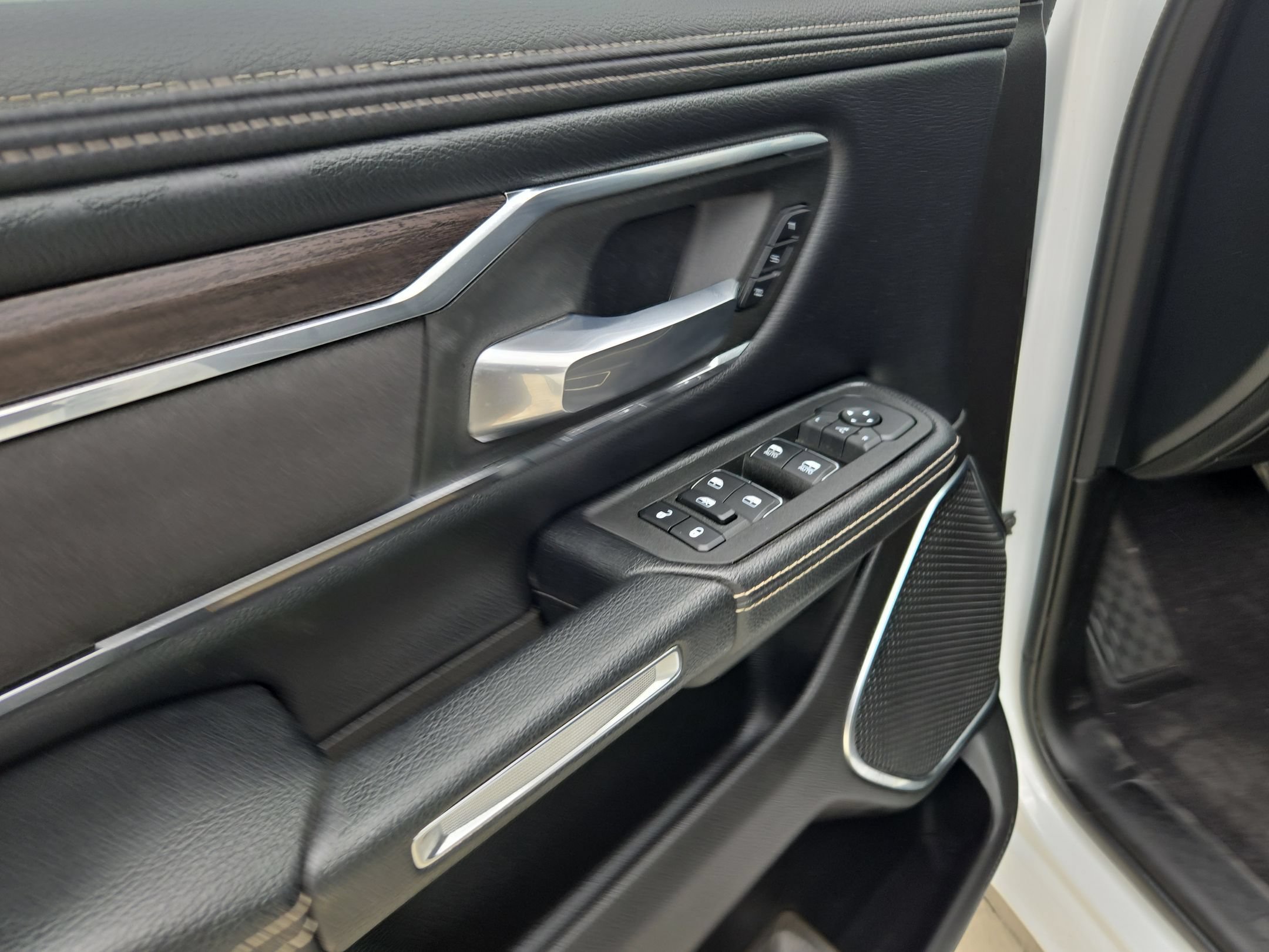 Used 2025 RAM 1500 Laramie w/ Laramie Southwest Edition AWD/4WD image 12