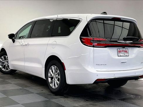 New 2026 Chrysler Pacifica Select image 2