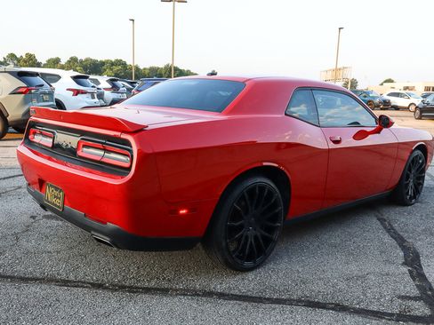 Used 2019 Dodge Challenger SXT image 4