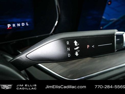 Used 2025 Chevrolet Suburban LT RWD image 17