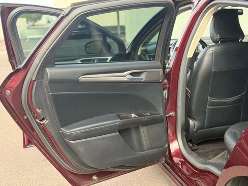 Used 2017 Ford Fusion SE w/ Fusion SE Technology Package image 12