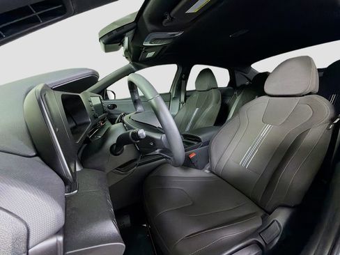 Used 2025 Hyundai Elantra Sport image 13