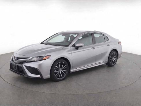 Used 2024 Toyota Camry SE FWD image 1