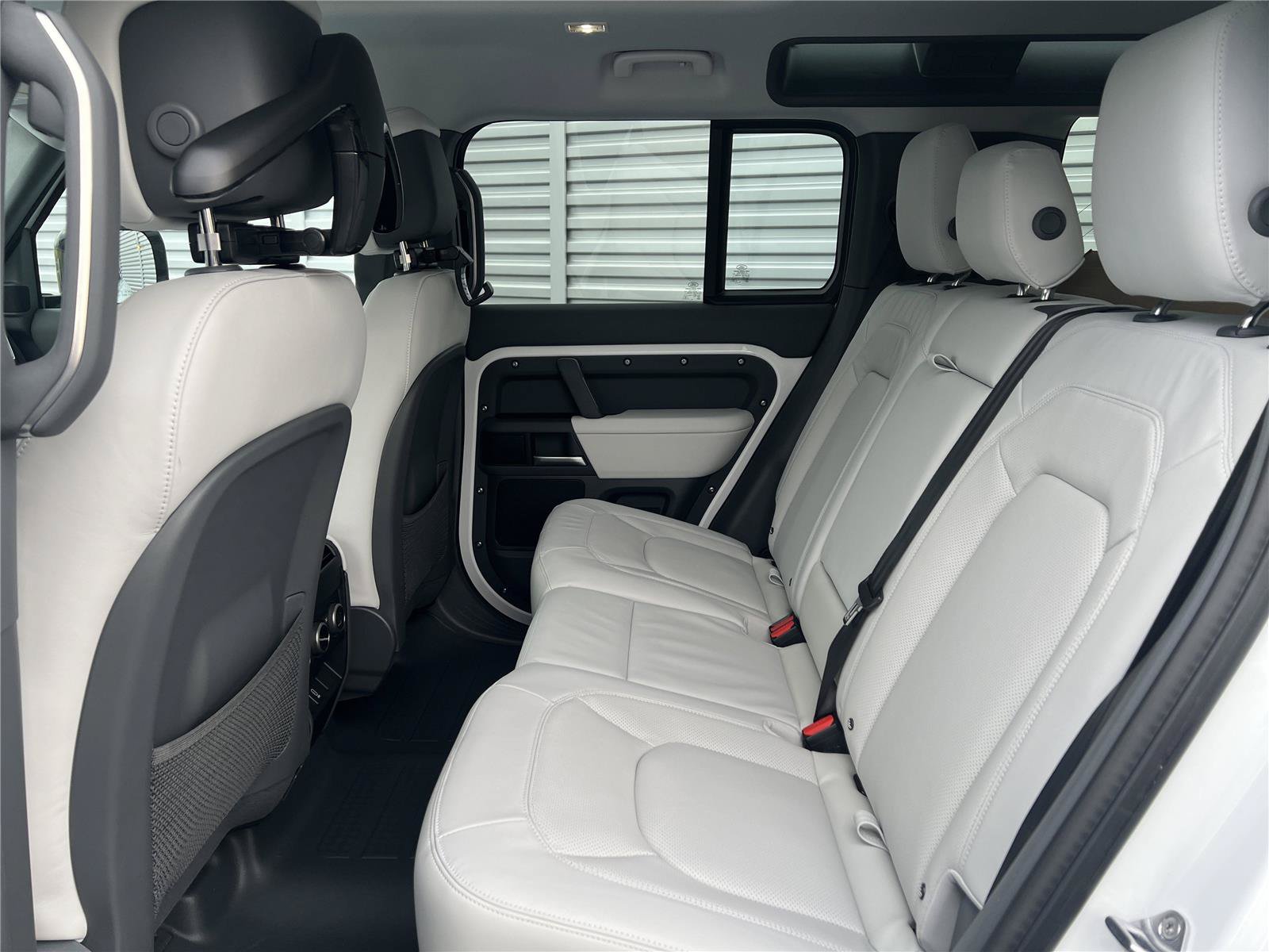 New 2026 Land Rover Defender 110 X-Dynamic SE AWD/4WD image 8