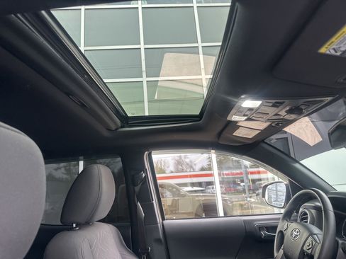 Used 2017 Toyota Tacoma TRD Off-Road w/ Premium & Technology Package image 15