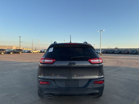 Used 2018 Jeep Cherokee Latitude w/ Altitude Package image 17