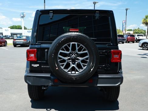 Used 2025 Jeep Wrangler Unlimited Sahara AWD/4WD image 7