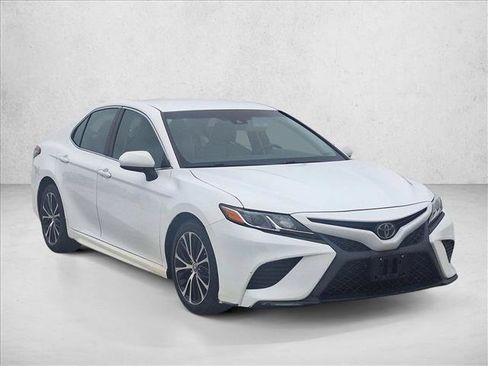 Used 2018 Toyota Camry SE FWD image 3