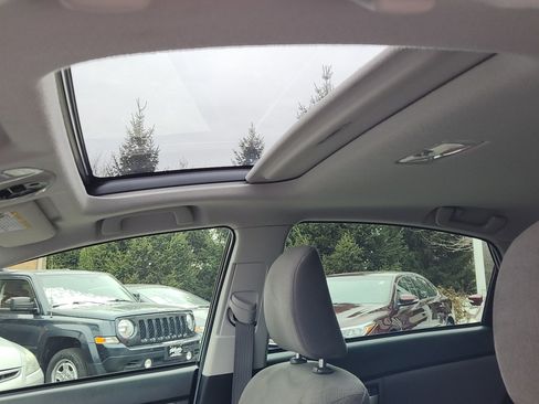 Used 2015 Toyota Prius Three image 18