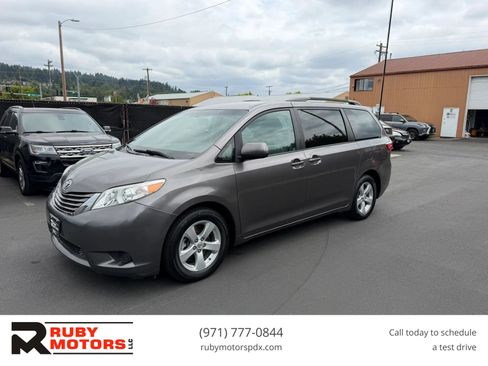 Used 2017 Toyota Sienna LE FWD image 1