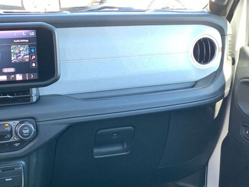 Used 2025 Jeep Wrangler Sahara image 34