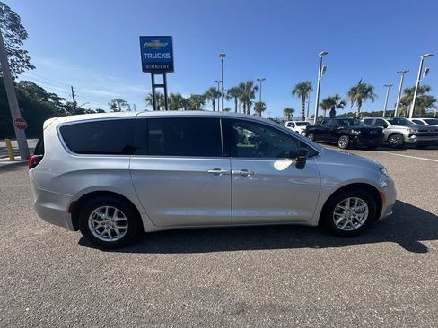 Used 2024 Chrysler Pacifica Touring-L FWD image 17