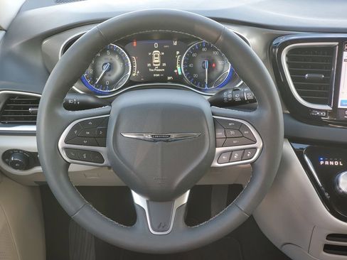 Used 2024 Chrysler Pacifica Touring-L image 33