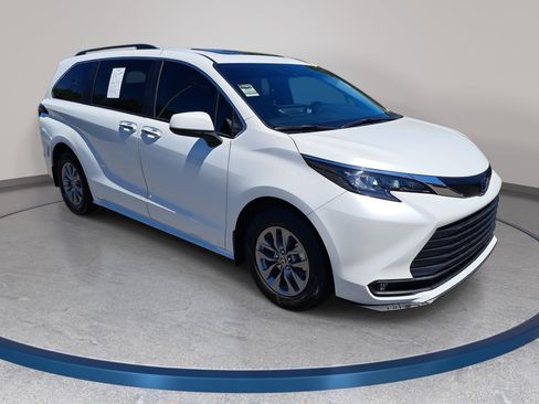 Used 2025 Toyota Sienna XLE FWD image 3