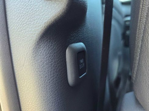 Certified 2025 Toyota Sienna Platinum image 26