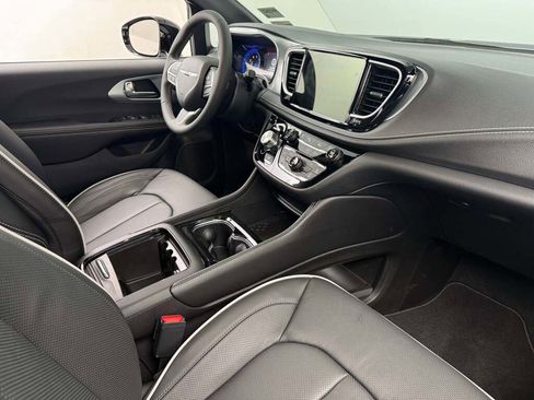 New 2026 Chrysler Pacifica Limited image 21